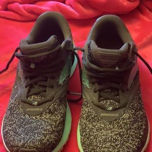 Women’s Brooks shoes 9.5 only wore a few times.